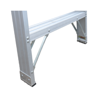 Échelle à plate-forme large mobile en aluminium épaissie de 4 pieds 4 marches avec mains courantes antidérapantes 330lb EN 131 pour l'entretien des machines
