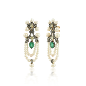 Boucles d'oreilles pendantes de style vintage avec émeraudes, diamants et perles, ornées de pampilles, présentant des émeraudes vives de taille poire - Product Image 2