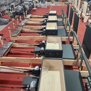 Machine de <span class=keywords><strong>Pilates</strong></span> Reformer en bois de chêne durable et réglable pour l'entraînement en studio et les exercices à domicile, avec structure pliable et rangement facile - Product Image 5