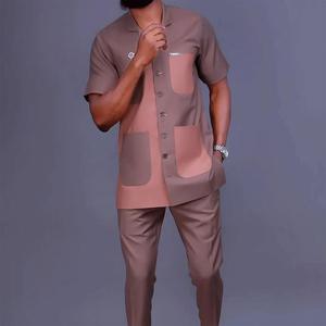 Completo da <span class=keywords><strong>uomo</strong></span> africano marrone chiaro con risvolto, camicia a maniche corte e pantaloni, set di 2 pezzi per abbigliamento maschile - Product Image 2