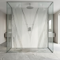 Carrelage mural de salle de bain en marbre calcite poli, luxe minimaliste, finition de surface imperméable pour usage extérieur et villas