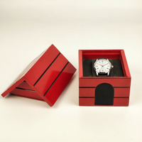 Boîte à montre en bois en forme de maison, peinture rouge brillante, insert en mousse EVA, logo personnalisé, boîte d'emballage pour montre, vente en gros, coffret cadeau de luxe pour montre
