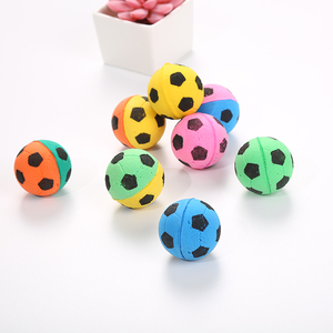 Ballon interactif en latex écologique pour chat, jouet à mâcher et à imprégner, motif football, vente en gros à prix abordable - Product Image 3