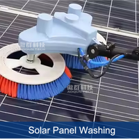 Robot de nettoyage automatique autonome pour panneaux photovoltaïques, avec brosse à rouleaux coulissante et brosse à disque pour nettoyage à sec et à l'eau