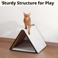Lit griffoir pliable triangulaire pour chat, planche à griffer verticale 3 faces en carton ondulé haute densité, design mignon, minimaliste et moderne, blanc