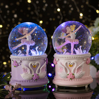 Ballet personnalisé fille rotatif musical ballon d'eau atmosphère maison décoration de bureau résine boule à neige ornements