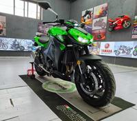 Motocicleta Kawasaki Z400 de 400cc, Bicilíndrica en Paralelo, Refrigeración Líquida, Inyección Electrónica, Frenos ABS, Estilo Naked