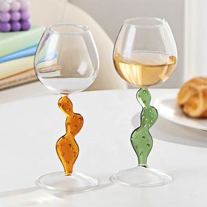 Copas de Vino Tinto y Cócteles de Vidrio Borosilicato Soplado a Mano, con Diseño 3D de Cactus del Oásis del Desierto, en Colores Rosa, Verde, Azul y Ámbar, de Tallo Alto - Product Image 3