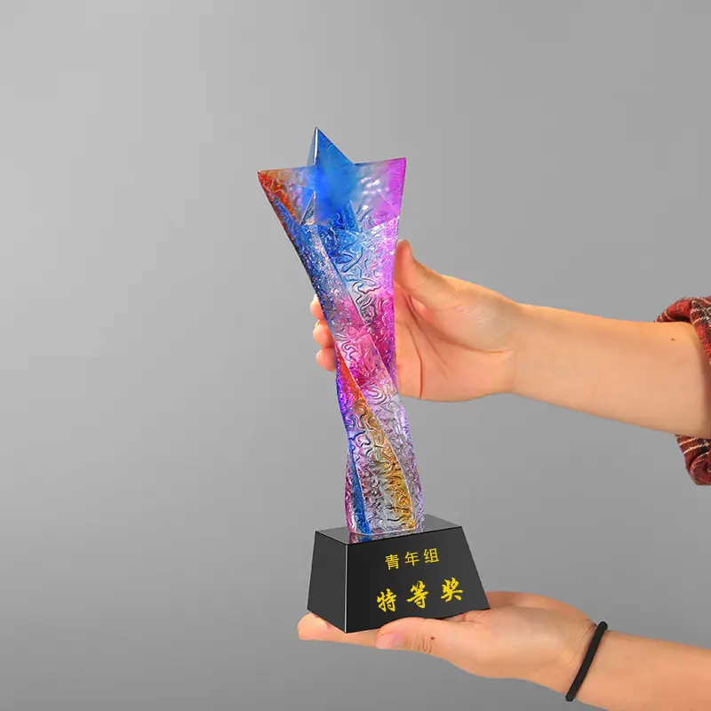 OEMカスタム彫刻ロゴプラークトロフィーカッププラスチック樹脂アクリルトロフィー賞