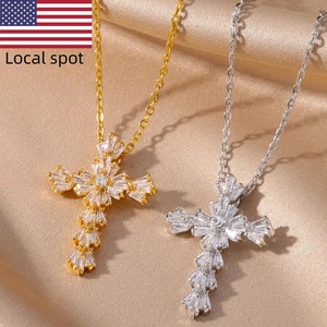 Collar con Colgante de Cruz de Circonia Cúbica, Moderno y Sencillo, Ideal para Uso Diario Femenino - Product Image 2