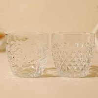Hoogwaardig transparant kristallen whiskyglas met geëmbosseerd watergolfpatroon, 315 ml inhoud, voor bar of feestjes.