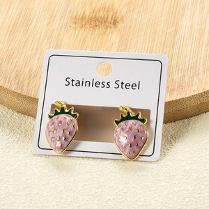 1 paire de boucles d'oreilles en acier inoxydable en forme de fraise pour femmes et filles, boucles d'oreilles pendantes colorées et mignonnes, bijoux tendance et charmants, cadeau - Product Image 3