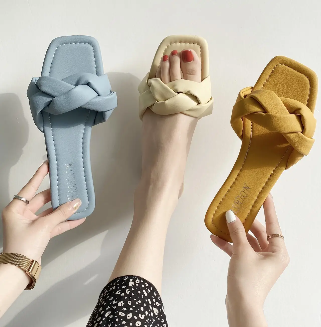 Bon marché, vente chaude, sandales en PU pour femmes, sandales à la mode, couleurs unies, mélange de bonbons pour femmes