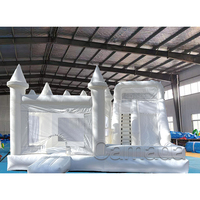 Château gonflable géant blanc pour adultes avec toboggan, idéal pour les fêtes, usage commercial et location, garantie 2 ans