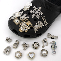 Aksesoris sepatu pesona huruf berhiaskan rhinestones custom grosir, perhiasan perak, aksesoris clog berkilauan, pernak-pernik, akrilik, logam, mutiara, pita