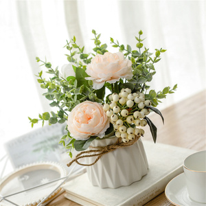 Fleurs artificielles avec petit vase en céramique, roses en soie, fausses plantes, feuilles d'eucalyptus, baies, arrangements floraux, décorations - Product Image 6