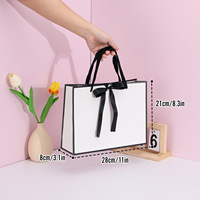 Sacs cadeaux en carton blanc classique écologiques et recyclables avec impression offset de logo personnalisé et ruban
