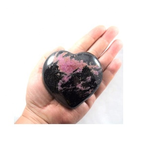 Rhodonite de luxe Puffy Heart Poli Worry Stone Mirror-Finish Healing Gem pour la compassion, l'amour de soi et l'affichage de l'espace de méditation - Product Image 1