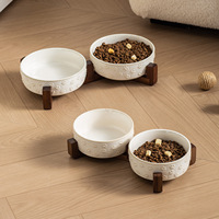 Bol en céramique NicePets avec motif de patte de chat en relief et support en bois d'acacia |   Design antidérapant avec empreintes de pattes 3D |   Bol de protection pour le cou surélevé