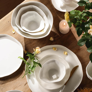 Produits <span class=keywords><strong>pour</strong></span> la maison vaisselle <span class=keywords><strong>en</strong></span> porcelaine fine de luxe personnalisée ensemble d'assiettes blanches <span class=keywords><strong>en</strong></span> porcelaine ensembles de vaisselle <span class=keywords><strong>en</strong></span> céramique <span class=keywords><strong>pour</strong></span> restaurant europé<span class=keywords><strong>en</strong></span> - Product Image 3