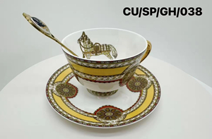 Service à thé et à café en porcelaine fine avec motifs arabes. La tasse est ornée d'un bord doré pour rehausser son aspect luxueux et élégant. - Product Image 4