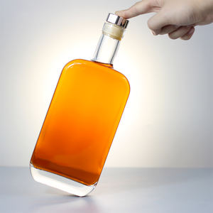 Bouteilles plates en gros pour la vodka, le gin, bouteilles en <span class=keywords><strong>verre</strong></span> vides <span class=keywords><strong>de</strong></span> 500 ml, 700 ml, 750 ml, 1000 ml, bouteilles en <span class=keywords><strong>verre</strong></span> fantaisie pour la vodka et le gin - Product Image 4