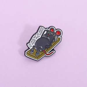 Broche en émail doux, badge de fitness, citation amusante et mignonne sur les fruits, ne vous tue pas, vous rend plus fort - Product Image 1