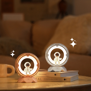 Mini Lámpara LED con Forma de Astronauta, Luz Nocturna Inteligente con Sensor, Diseño para Mesa de Dormitorio o Sala de Estar - Product Image 1
