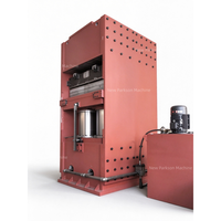 Machine de vulcanisation de plaques latérales pour revêtements en caoutchouc et pièces de doublure interne utilisées dans la protection des tuyaux de réservoirs et des équipements