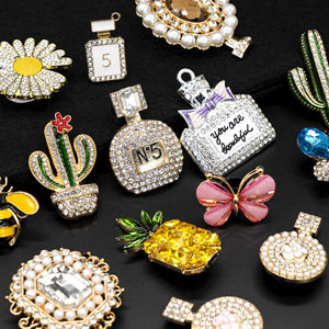 Pop Creatief Ontwerp Zoete Multicolor Luxe Decor Klompen Onderdelen 3d Acryl Metalen Gouden Hanger Ambachten Kristallen Parel Schoen Bedels Clip - Product Image 1
