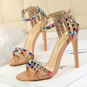 Sandales à talons hauts pour femmes, sandales romaines à talon aiguille, à bout ouvert avec rivets colorés - Product Image 4