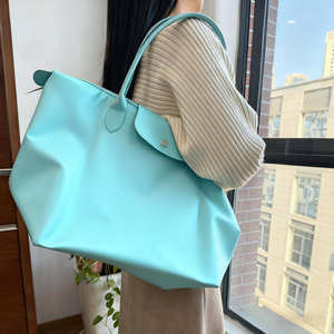 Bolso de mano de alta calidad adecuado tanto para hombres como para mujeres, bolso de mano de nailon de estilo moderno y casual. - Product Image 5