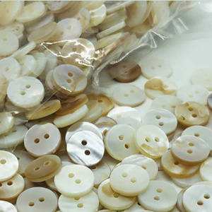Guscio bianco naturale due occhi per cucire abiti con <span class=keywords><strong>bottoni</strong></span> a <span class=keywords><strong>maglia</strong></span> abito da mare due fori pantaloni da abbigliamento conchiglie d'acqua dolce <span class=keywords><strong>bottoni</strong></span> - Product Image 3