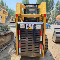 Chargeuse compacte sur pneus CAT 226D d'occasion, mini-chargeuse en bon état, équipement de travail pour espaces étroits