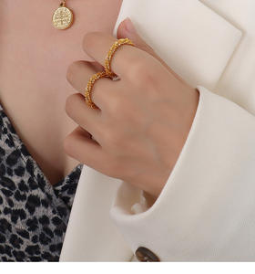 Moonlandy — bague en acier titane pour hommes et femmes, anneau de conception ondulé en or 18K - Product Image 5