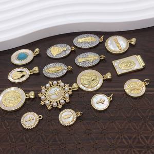 Collier pendentif rond plat en cuivre avec figurine religieuse en coquillage australien en or 18 carats, bijoux en coquillage naturel mélangés - Product Image 2