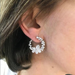 Orecchini a Cerchio con Fiore di Diamanti in Oro Bianco, Taglio Brillante Rotondo, Montatura a Griffe, Gioielli di Lusso da Donna per Matrimonio - Product Image 3