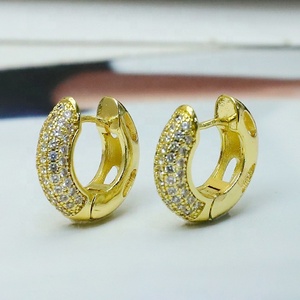 Boucles d'oreilles créoles classiques, exquises et élégantes, pavées de zircons et de cristaux, plaquées or, magnifiques bijoux créoles classiques, cadeau - Product Image 1