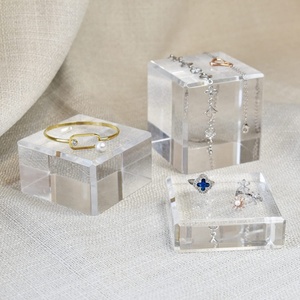 Riser cubo acrilico lucido lucido di dimensioni Multiple blocchi acrilici Riser piccolo piedistallo <span class=keywords><strong>per</strong></span> occhiali da sole gioielli giocattolo profumo - Product Image 6