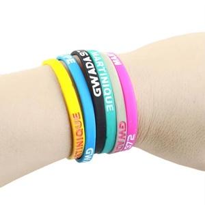 Bracelet en silicone personnalisé avec logo gravé, couleurs segmentées arc-en-ciel, pour événements - Product Image 1