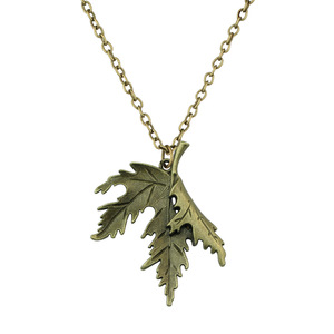 Collier pour femme avec pendentif feuille d'hiver personnalisé et créatif, petit cadeau d'accessoire pour les <span class=keywords><strong>amis</strong></span> lors des fêtes de fin d'année - Product Image 2