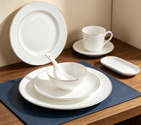 Vaisselle en céramique en gros, service de vaisselle de luxe en porcelaine fine blanche avec bord doré pour restaurant