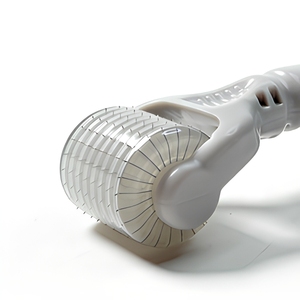 Rouleau d'aiguilles stériles jetables en acier inoxydable pour les soins et le rajeunissement de la peau du visage, avec des propriétés hydratantes et nourrissantes - Product Image 3
