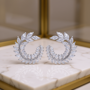 Pendientes de Aro de Plata 925 Bañados en Oro Blanco con Cristales para Mujer, Joyería Romántica para Boda, Diseño de Hoja con Diamantes de Imitación y Engaste de Garra - Product Image 2