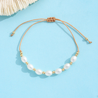 Bracelet en résine plaqué or avec perles blanches, perles intercalaires en forme de boule, nœud coulissant réglable, style bohème plage, fait main pour femme, cadeau