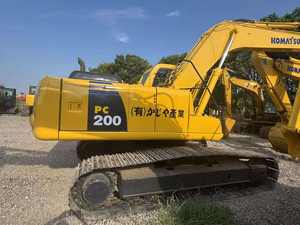 Excavadora de cadenas Komatsu PC200 con capacidad de cazo de 1.6 m y alta eficiencia operativa, maquinaria mediana para movimiento de tierras - Product Image 2