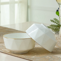 Service de vaisselle de luxe en porcelaine fine, assiettes et bols octogonaux en céramique avec élégant rebord doré pour hôtels et banquets de mariage