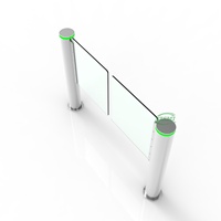 Barrière pivotante à profil mince avec moteur sans balais et passage large pour les entrées de bureaux et commerciales
