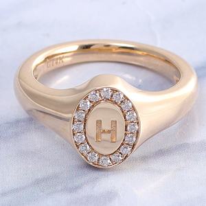 Anillo de Oro Amarillo de 14K Personalizado al por Mayor para Hombre y Mujer, con Diamantes Certificados por IGI en los Laterales, Diseño Único y Personalizado - Product Image 1