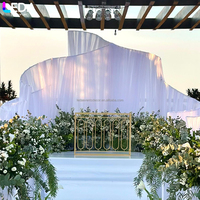 Support de fond ondulé en métal LEDA pour événements extérieurs et mariages, avec housse de toile de fond en soie laiteuse blanche pour la décoration de scène